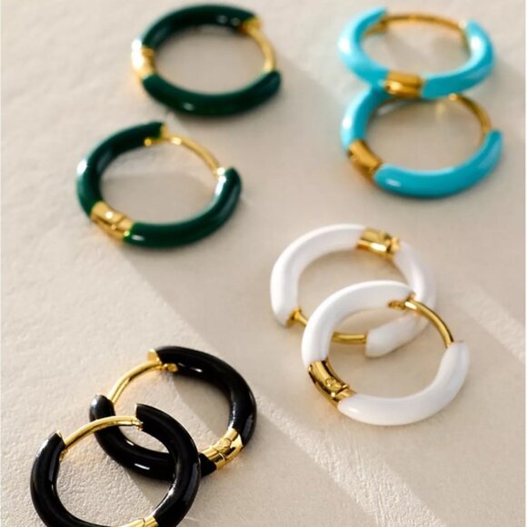 New! Free People Zozakh Palencia White Huggie Earrings (1024) NWOT - Picture 3 of 3